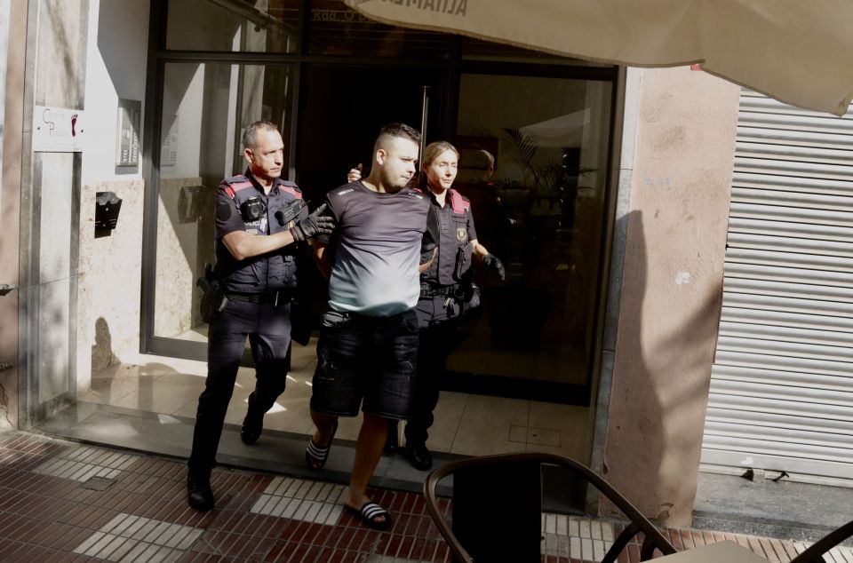 Un dels detinguts per Mossos en l’operatiu contra la venda de mòbils robats a Mataró. Foto: ACN