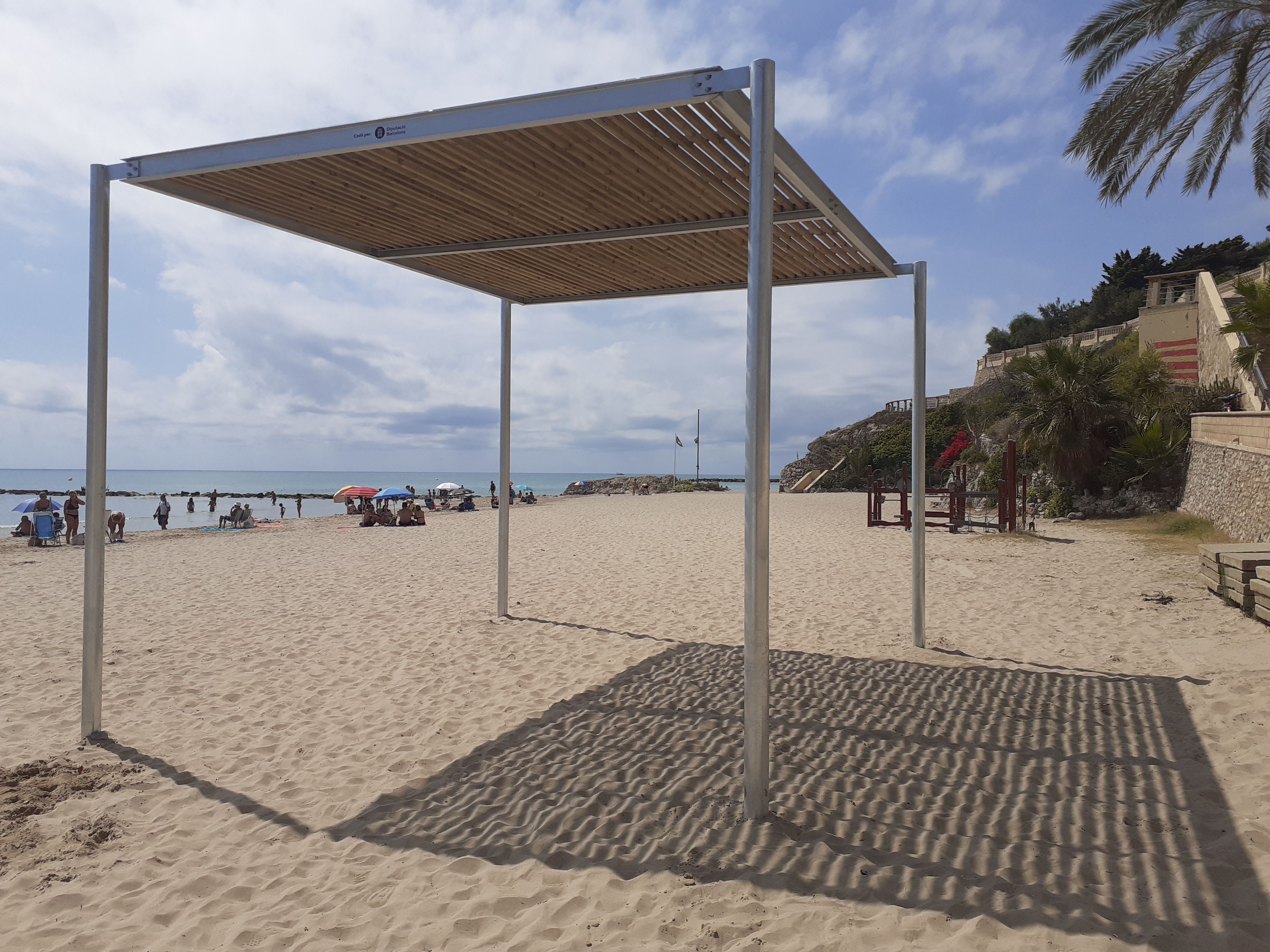 Les pèrgoles s'instal·len únicament als municipis que ja han prohibit fumar a les platges
