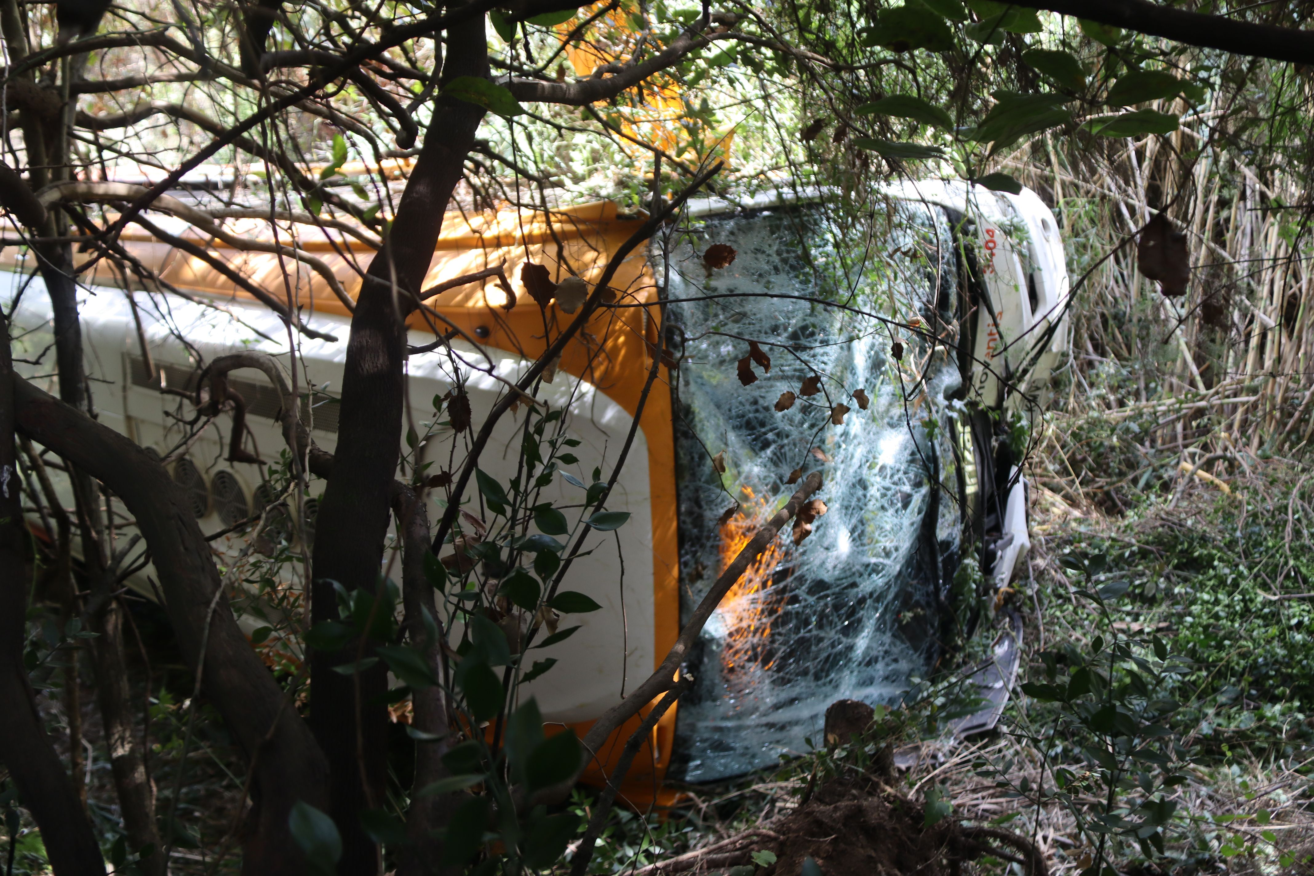 Així ha quedat l'autobús bolcat al Maresme aquest diumenge. Foto: ACN