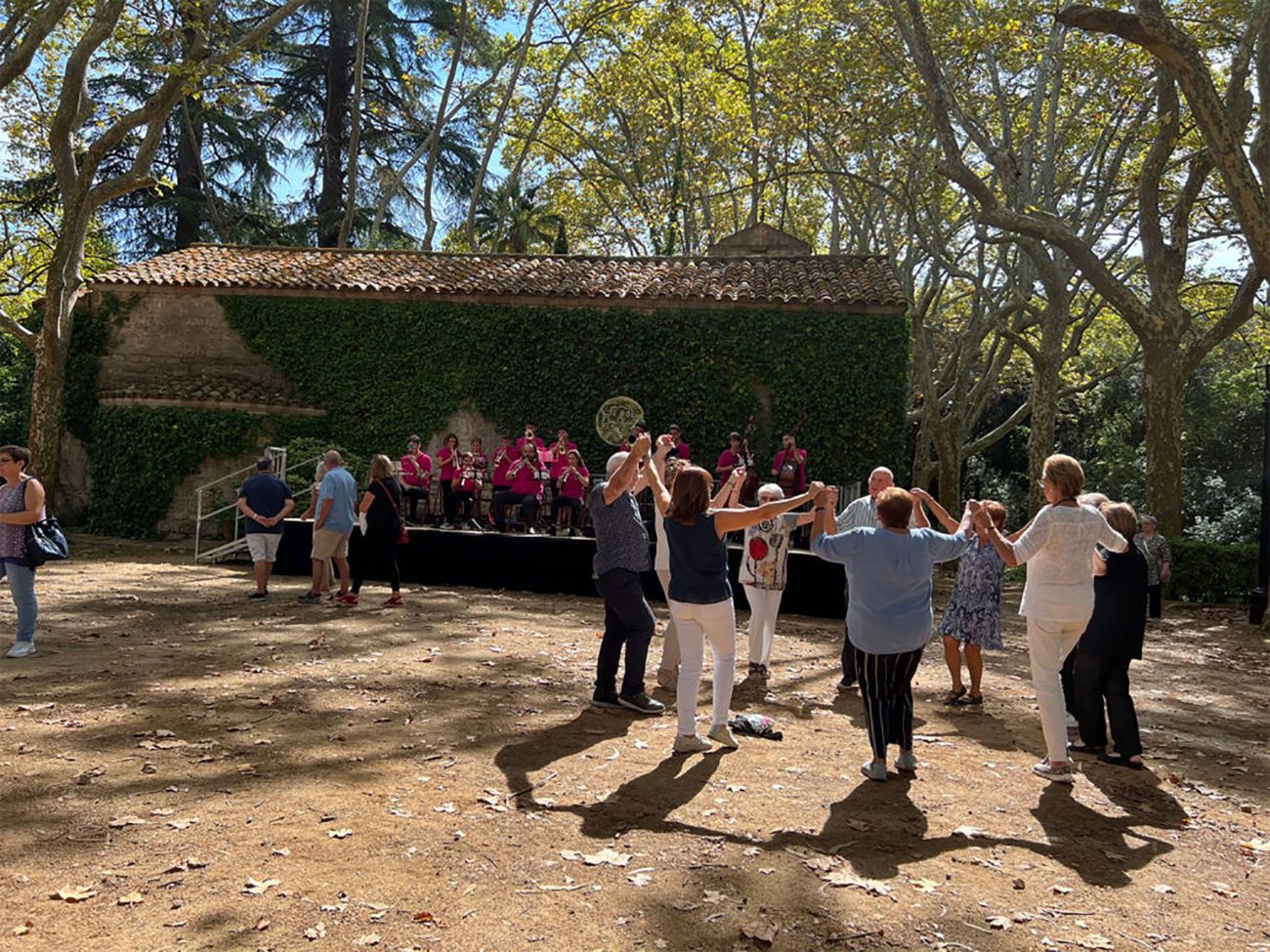 Ballada de sardanes a la Festa del Viver
