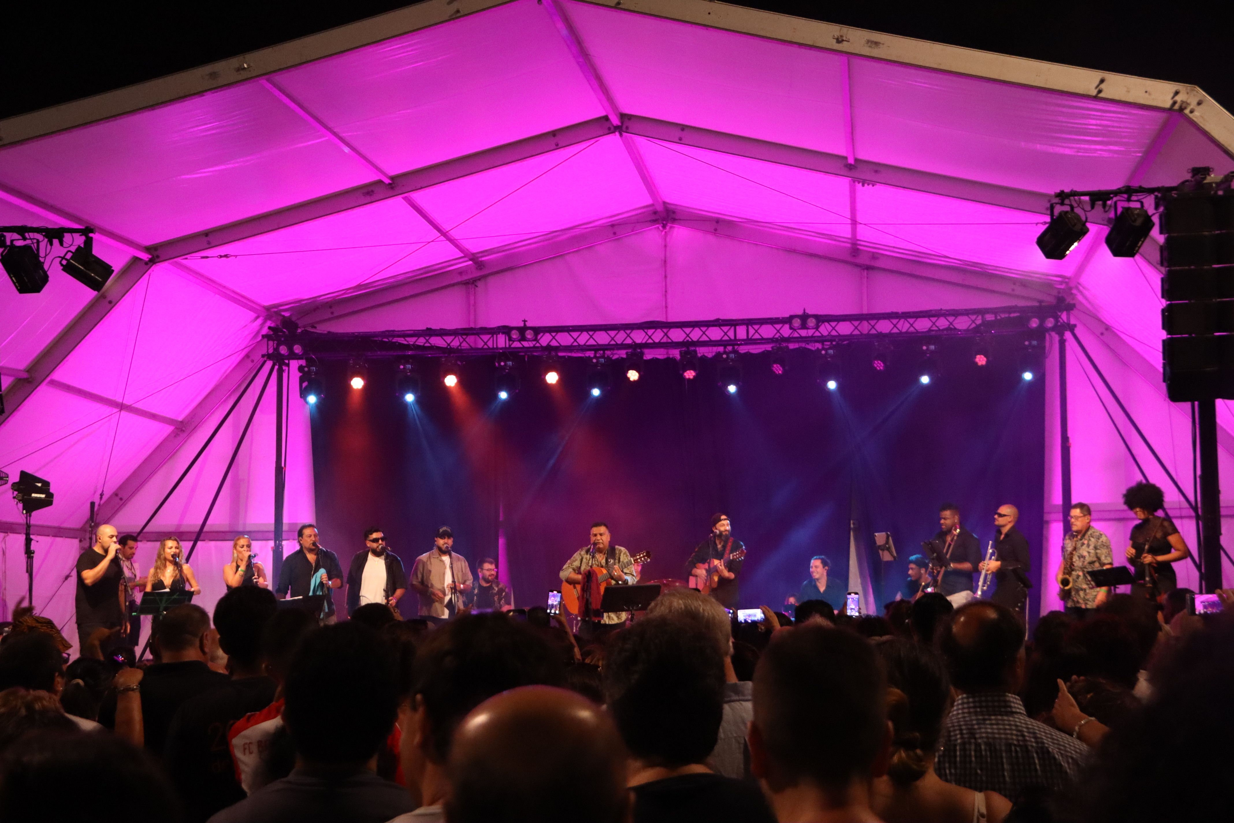 El concert de Sabor de Gràcia per celebrar la Creu de Sant Jordi. Foto: ACN