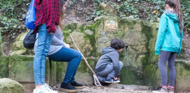 Niños en la font de les Sureres