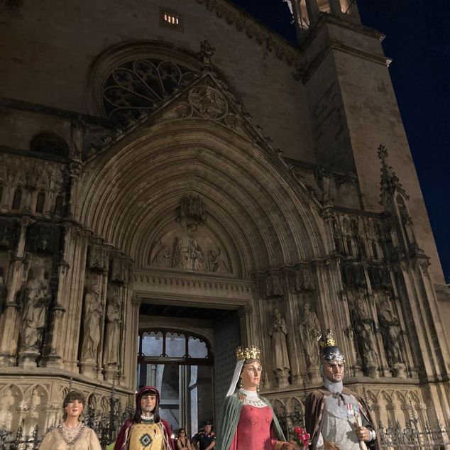 Els Gegants de Mataró, just davant de Santa Maria de Vilafranca. Foto: E. Cortés