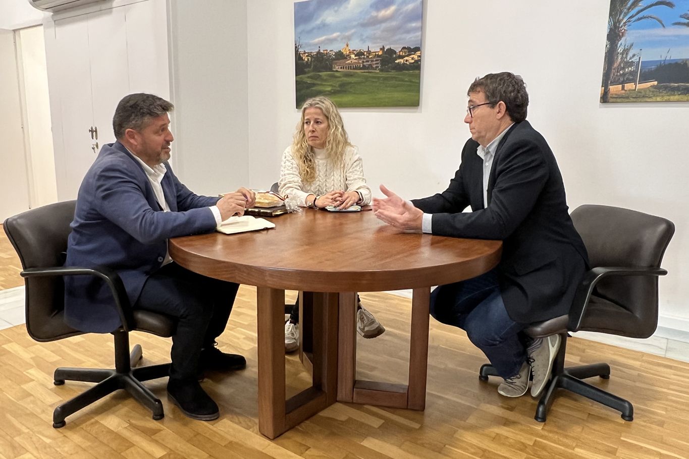 El alcalde de Sant Vicenç  con el representante de Movilidad de la Generalitat