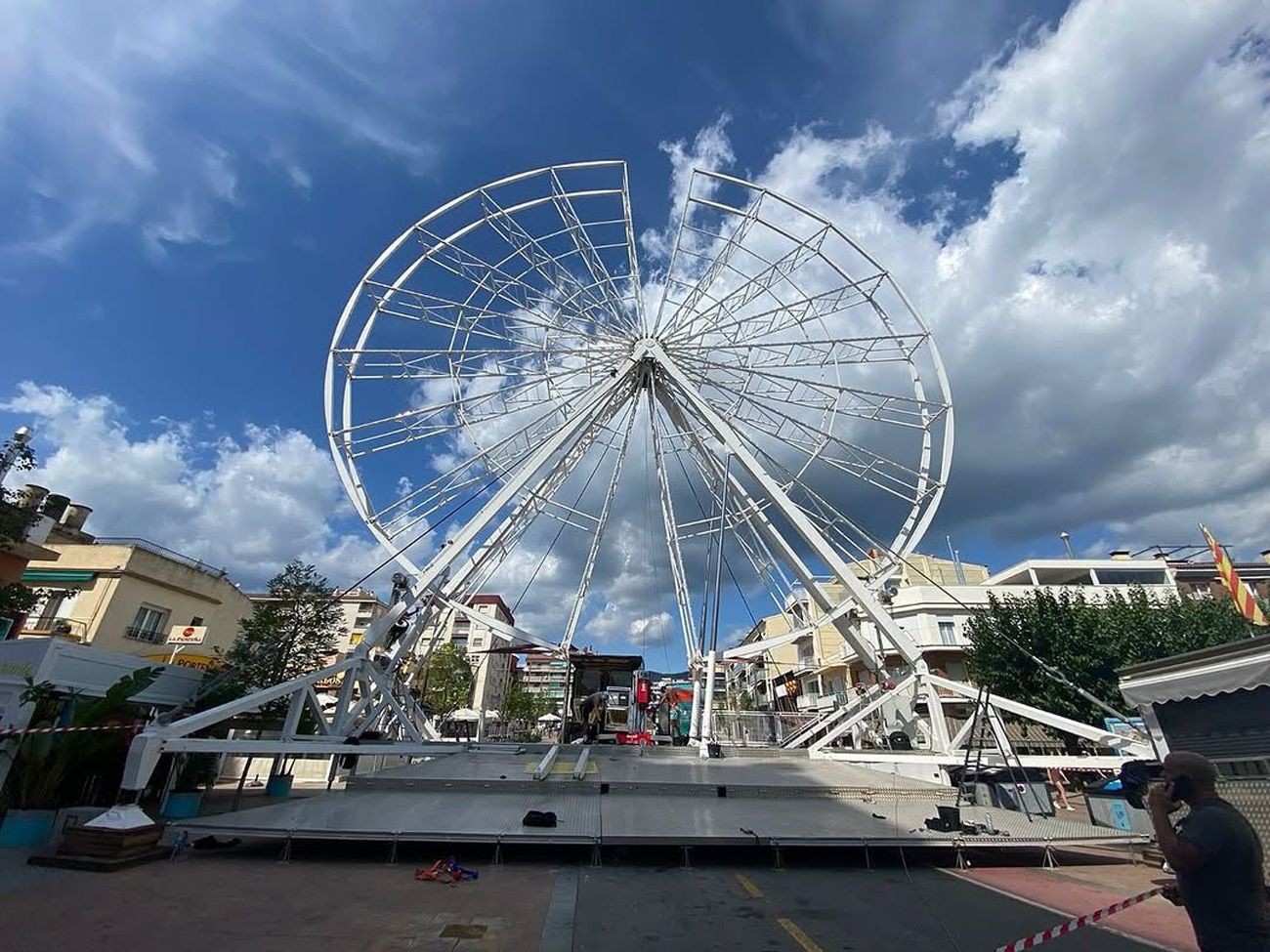 La nòria ja està instal·lada al recinte firal de Calella. Foto: Ajuntament