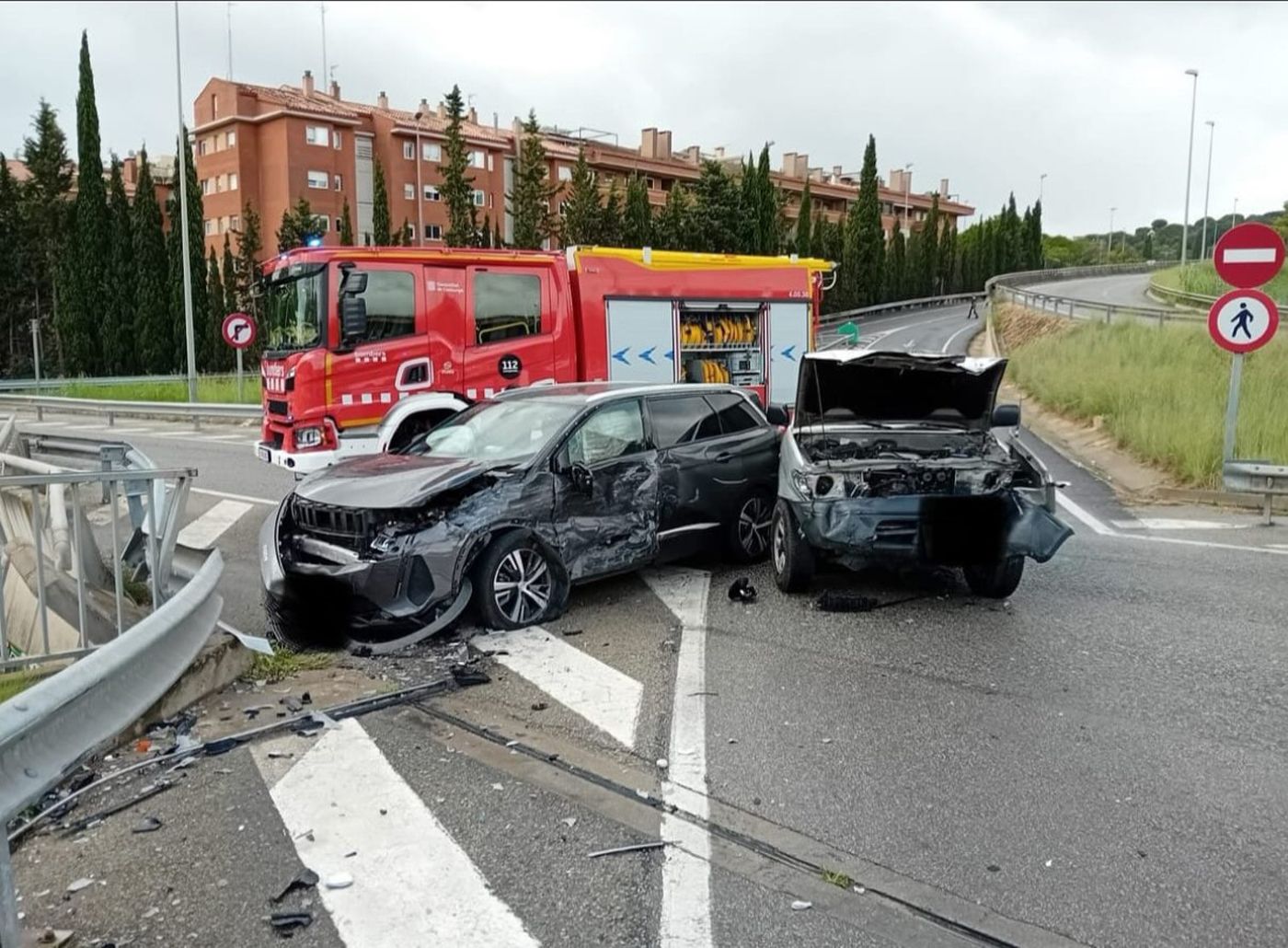 Uno de los accidentes recientes en el punto negro de la red viaria del Maresme. Fotos: Bomberos de Arenys