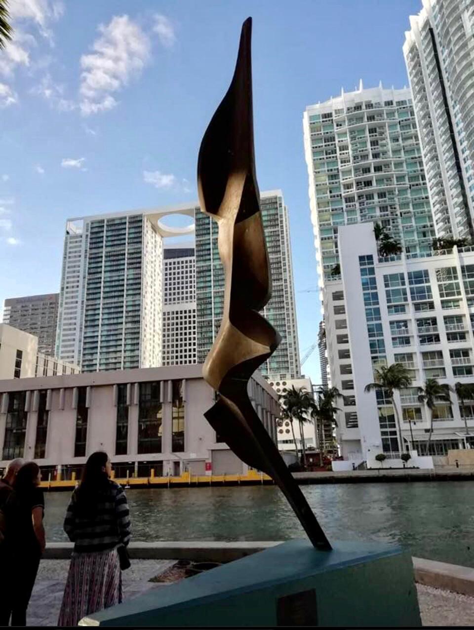 L'escultura emmarcada pels gratacels L'escultura emmarcada pels gratacels