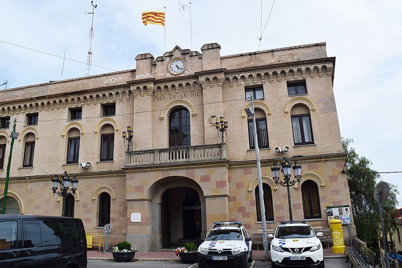 Ajuntament de Vilassar de Dalt amb dos vehicles policials. Foto: Carlos Pino / Wikimedia Commons