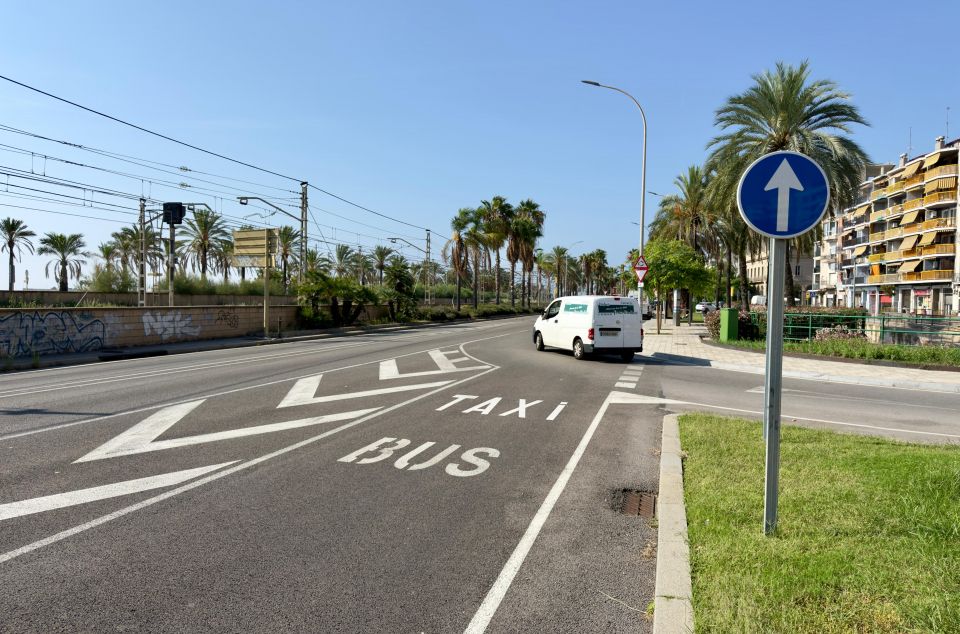 La incorporación a la avenida Maresme donde ha tenido lugar el choque entre el turismo y el bus