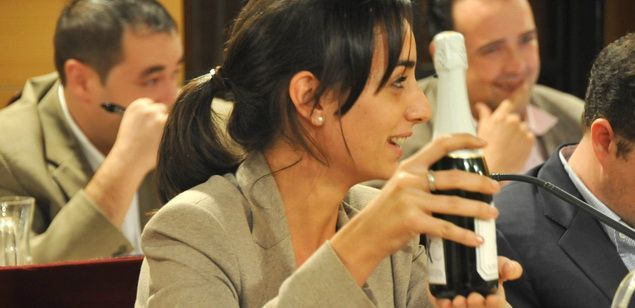 Lora, que va treure una ampolla de cava quan parlava de la paga extra