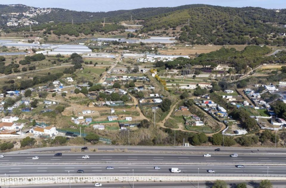 Vista aérea del asentamiento ilegal en la zona de Mata, en Mataró. Foto: R. Gallofré Vista aérea del asentamiento ilegal en la zona de Mata, en Mataró. Foto: R. Gallofré