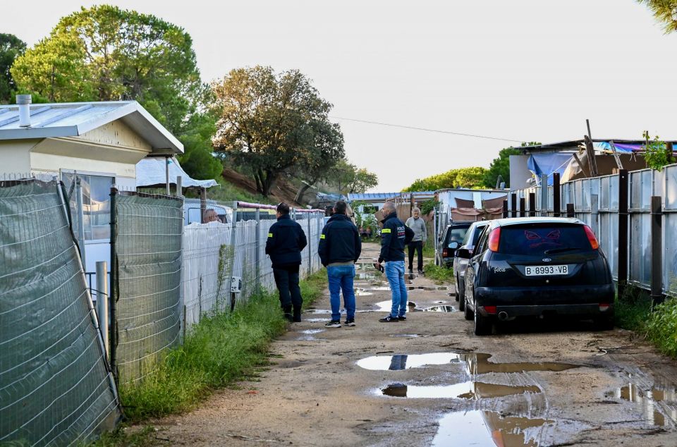 Desplegament policial a l'assentament irregular de les Cinc Sènies de Mataró. Foto: Ajuntament