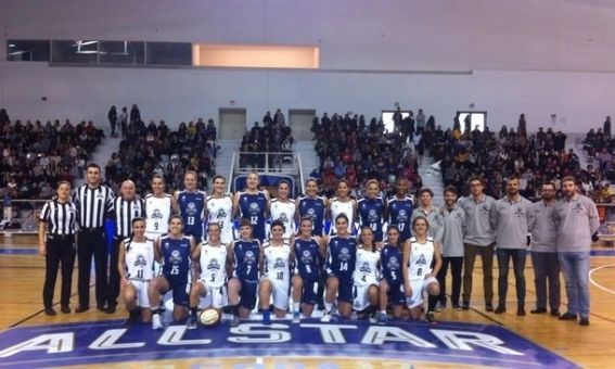 Els equips femenins i els seus respectius entrenadors.