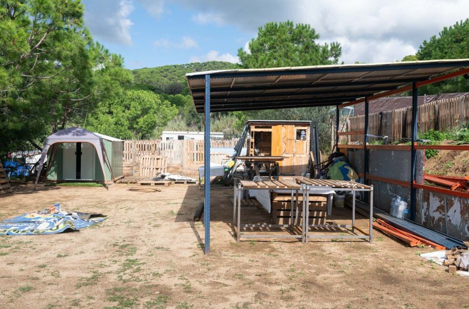 Asentamiento ilegal, camping, desalojo. Foto: R.Gallofré Asentamiento ilegal, camping, desalojo. Foto: R.Gallofré