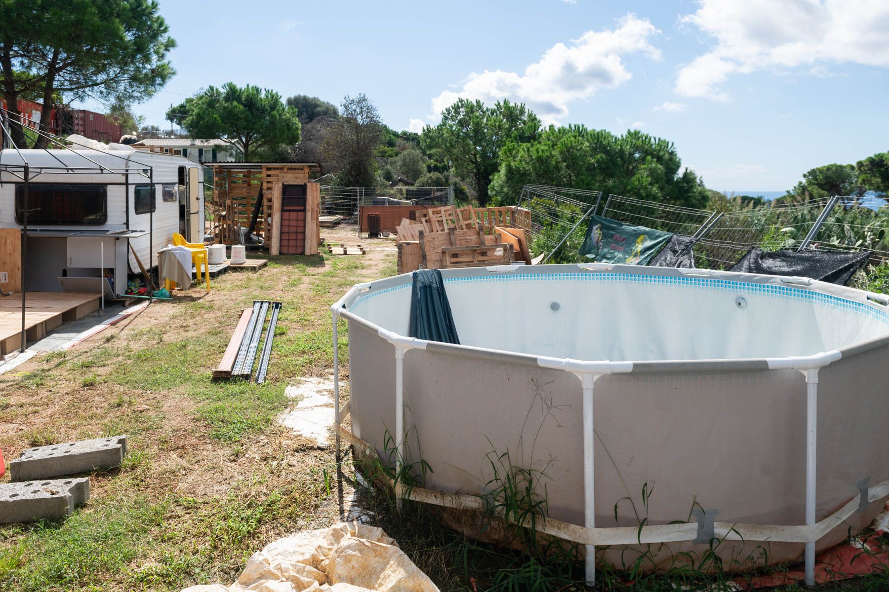 Asentamiento ilegal levantado por los dos hermanos en Mataró. Foto: R. Gallofré