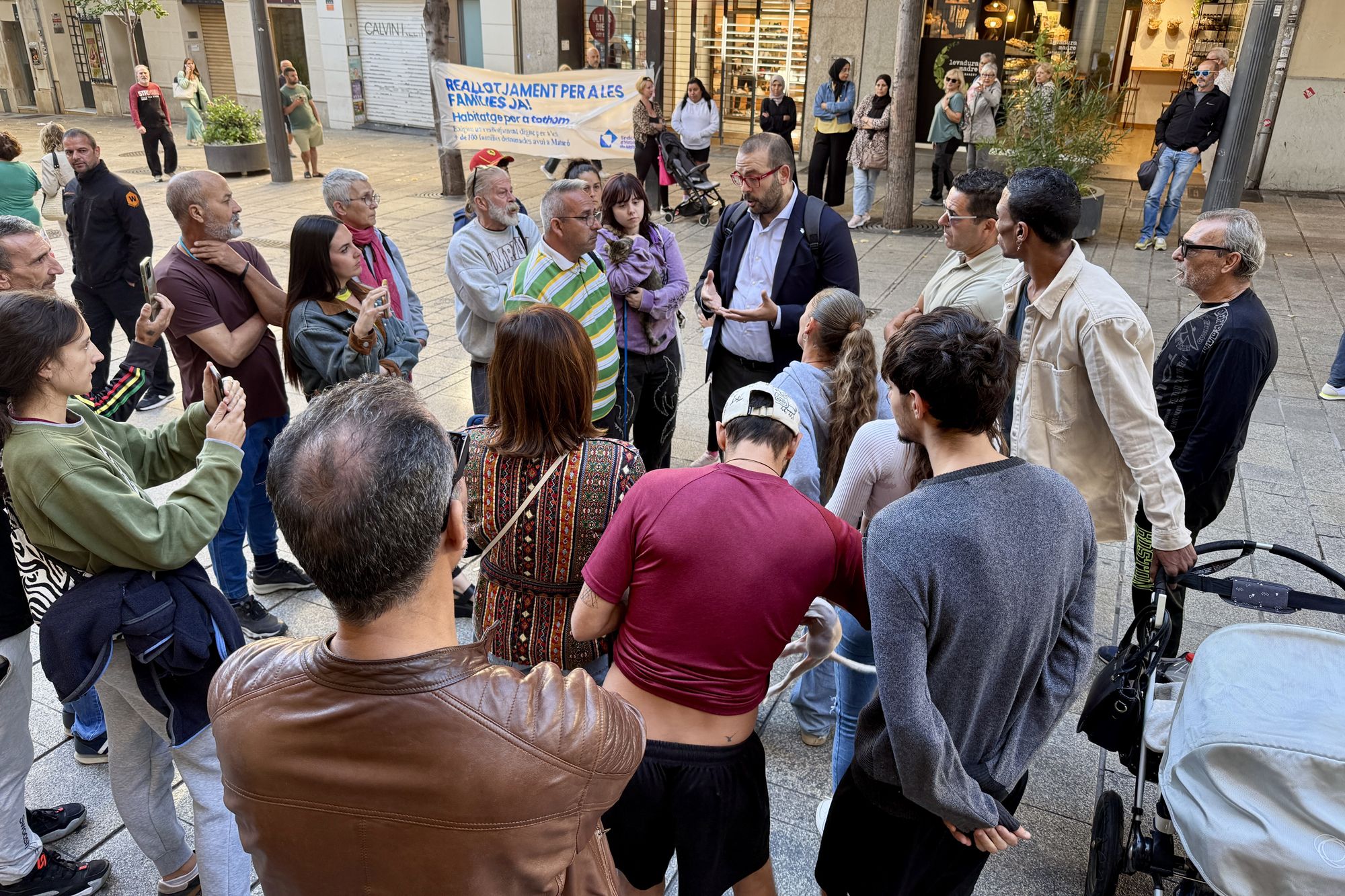 Bote, con los manifestantes a las puertas del ayuntamiento. Foto: ACN