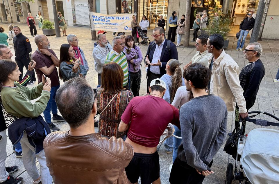 El alcalde de Mataró con varios residentes del campamento, el pasado miércoles. Foto: ACN El alcalde de Mataró con varios residentes del campamento, el pasado miércoles. Foto: ACN