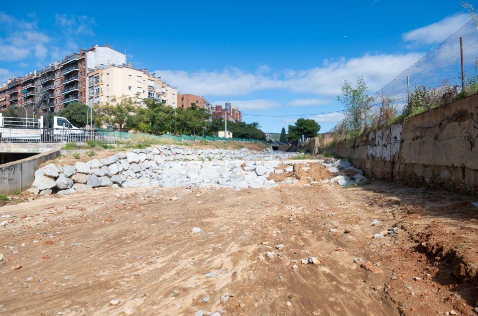 Nou sistema de retenció de sòlids a la riera de Sant Simó que fa Aigües de Mataró. Foto: R.Gallofré