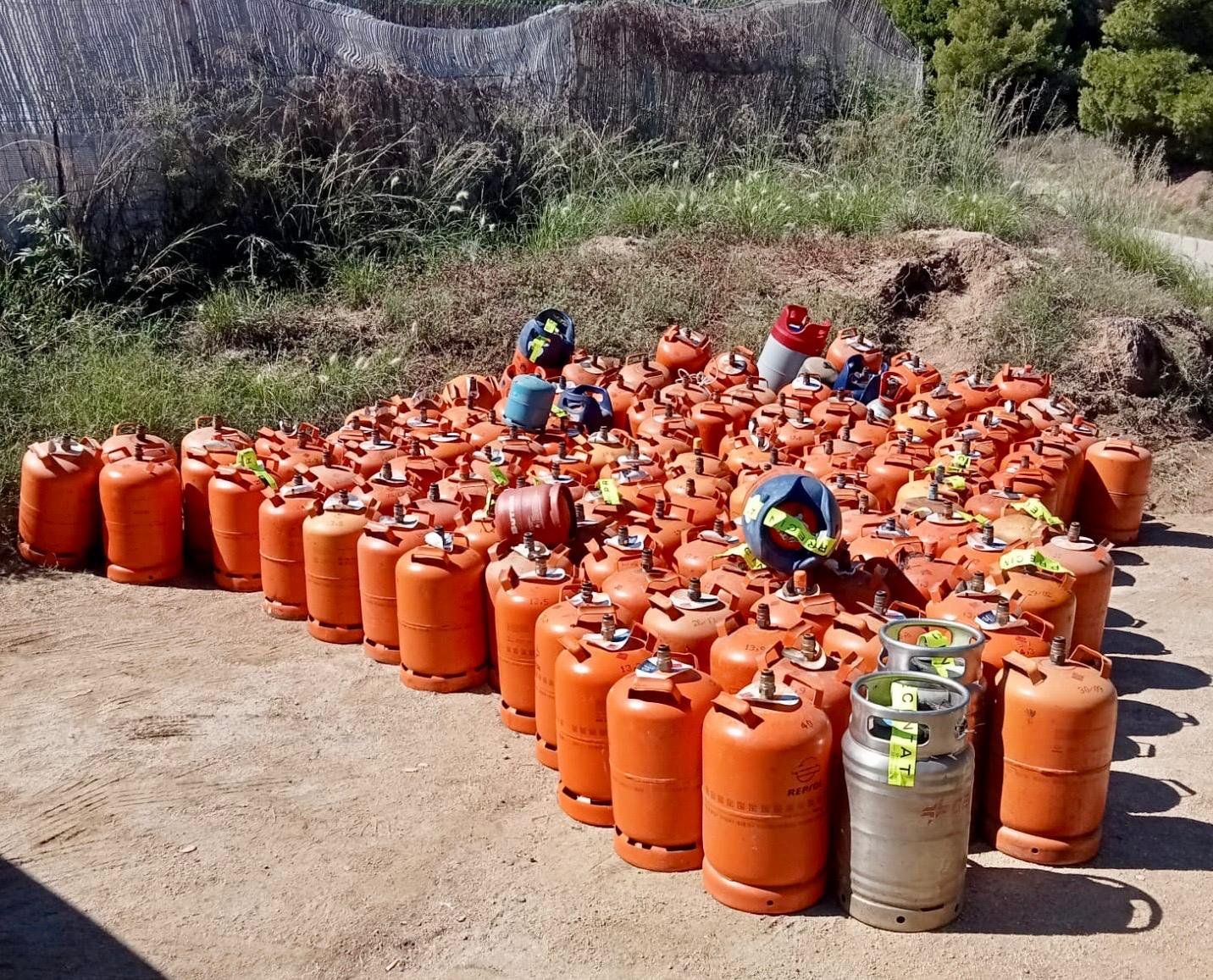 Bombones de butà retirades del campament