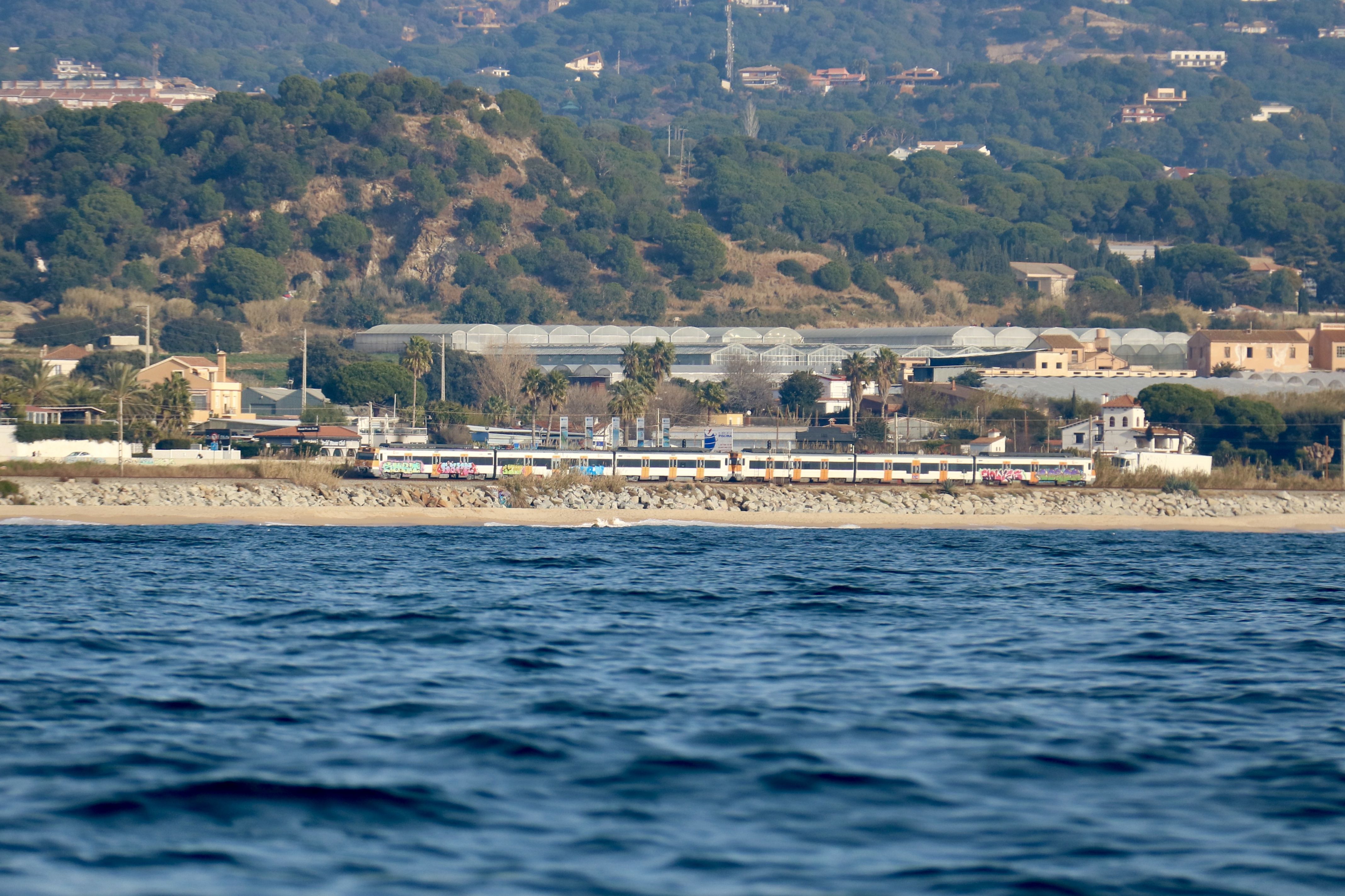 El tren al lado del mar a su paso por el Maresme Foto ACN