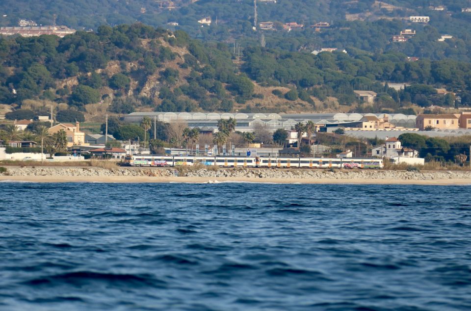 El tren, al seu pas pel Maresme, just a la vora de la costa. Foto ACN