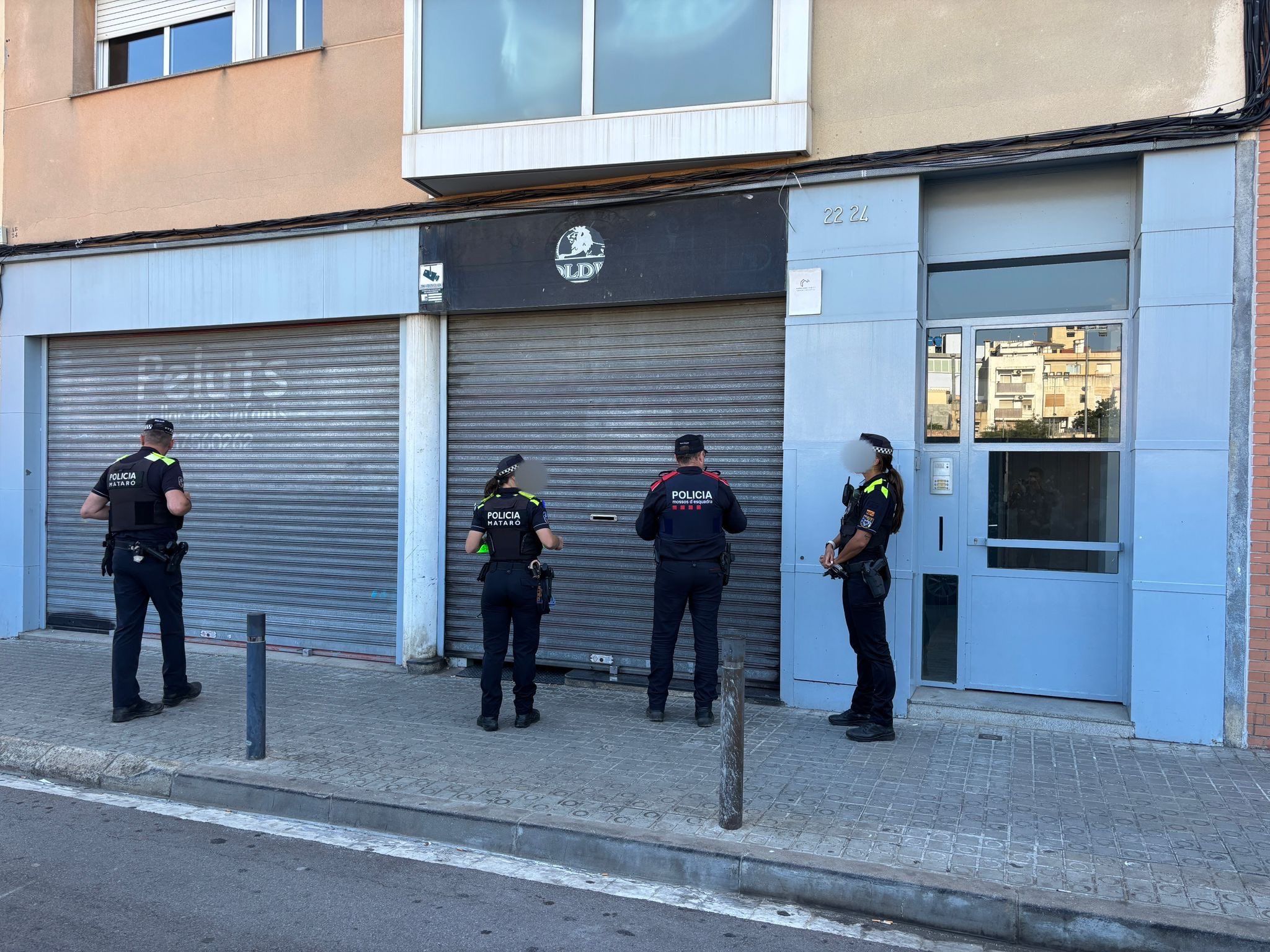 Agents al club cannàbic de Mataró. Foto: Policia Local