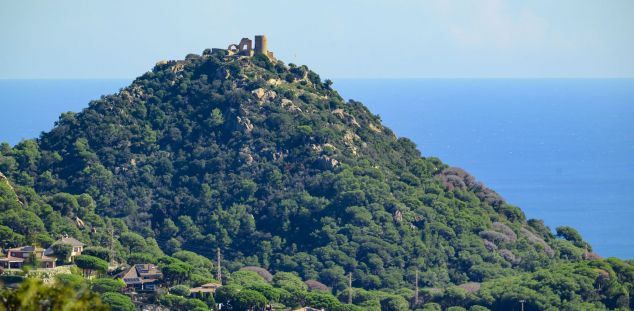 Castell de Burriac, un dels protagonistes del llibre de llegendes. Foto: Iñaki RelanzonDiputació de Barcelona Castell de Burriac, un dels protagonistes del llibre de llegendes. Foto: Iñaki RelanzonDiputació de Barcelona