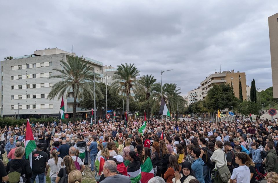 Més d'un miler de persones a la plaça d'itàlia