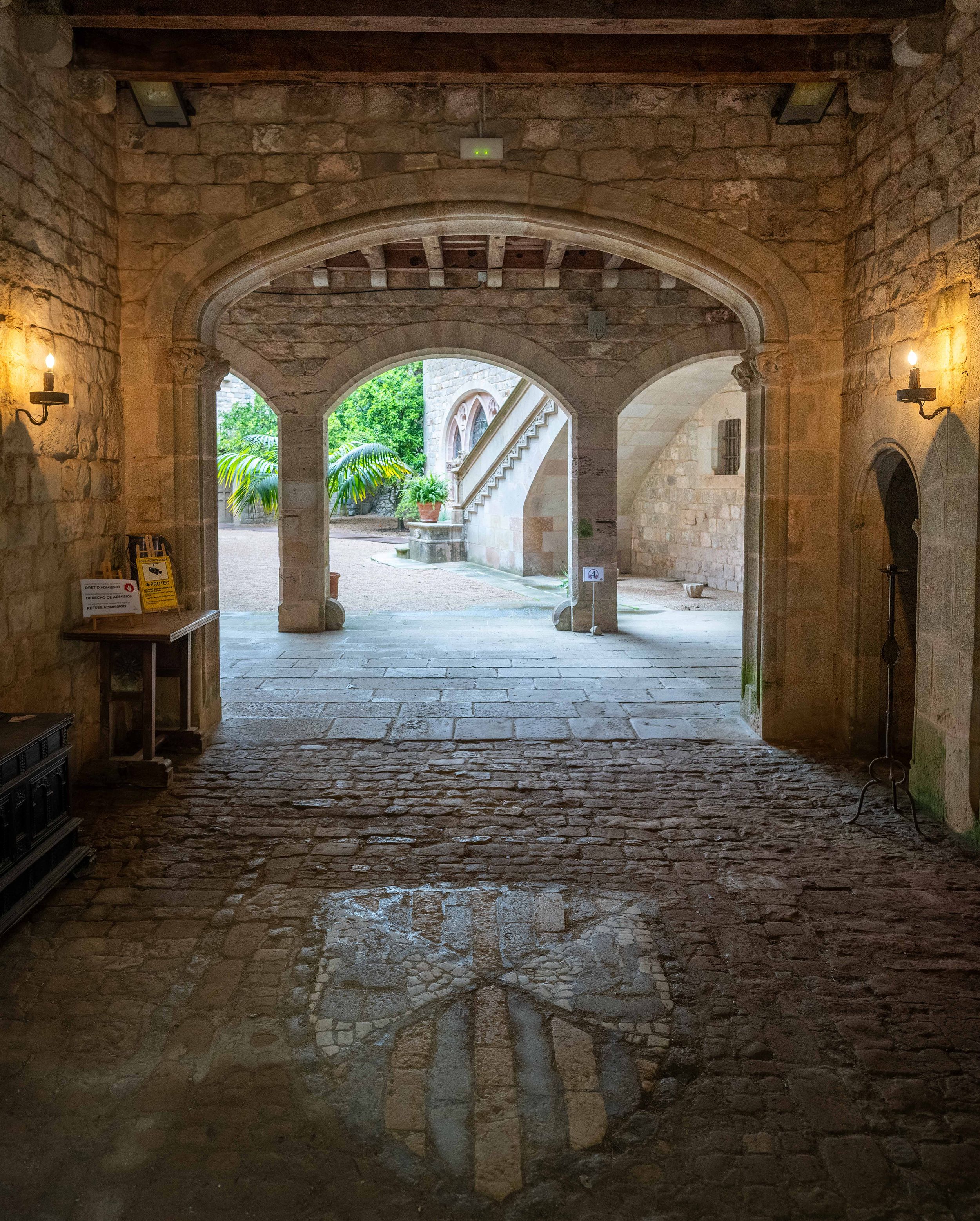 La entrada al castillo, con el escudo de armas en el suelo | R. G