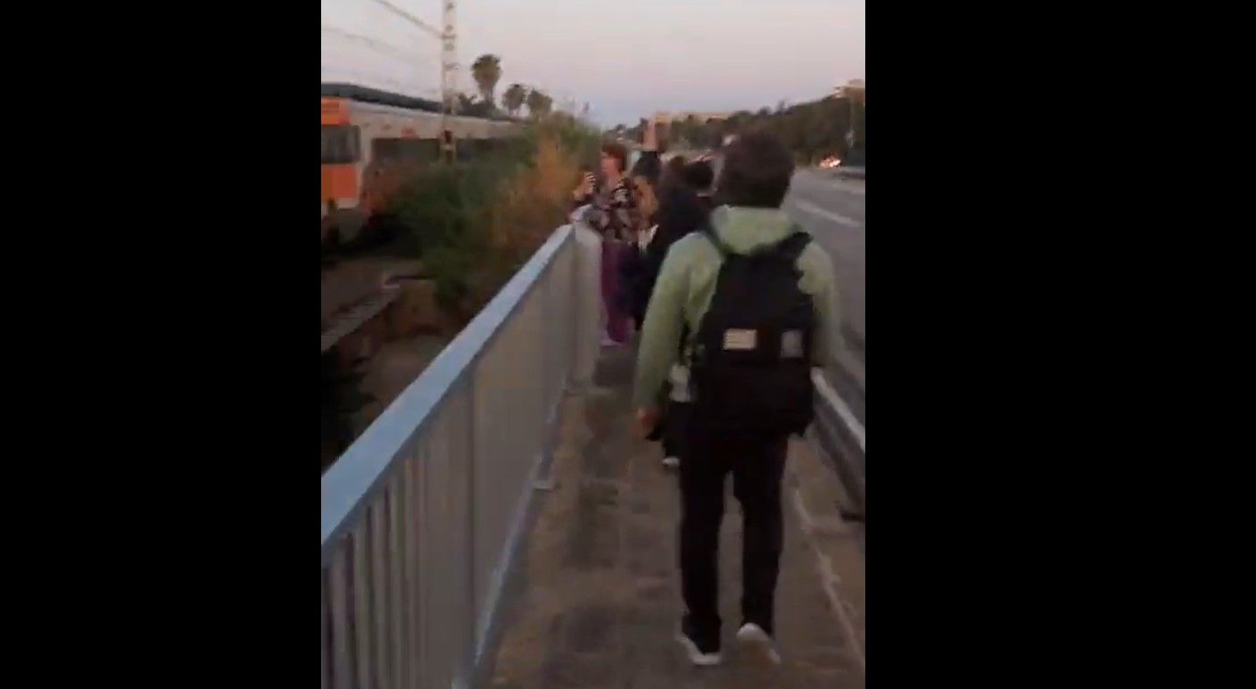 Usuaris caminant pel voral de la carretera entre Llavaneres i Mataró. Font: Vídeo Biel Fontrodona