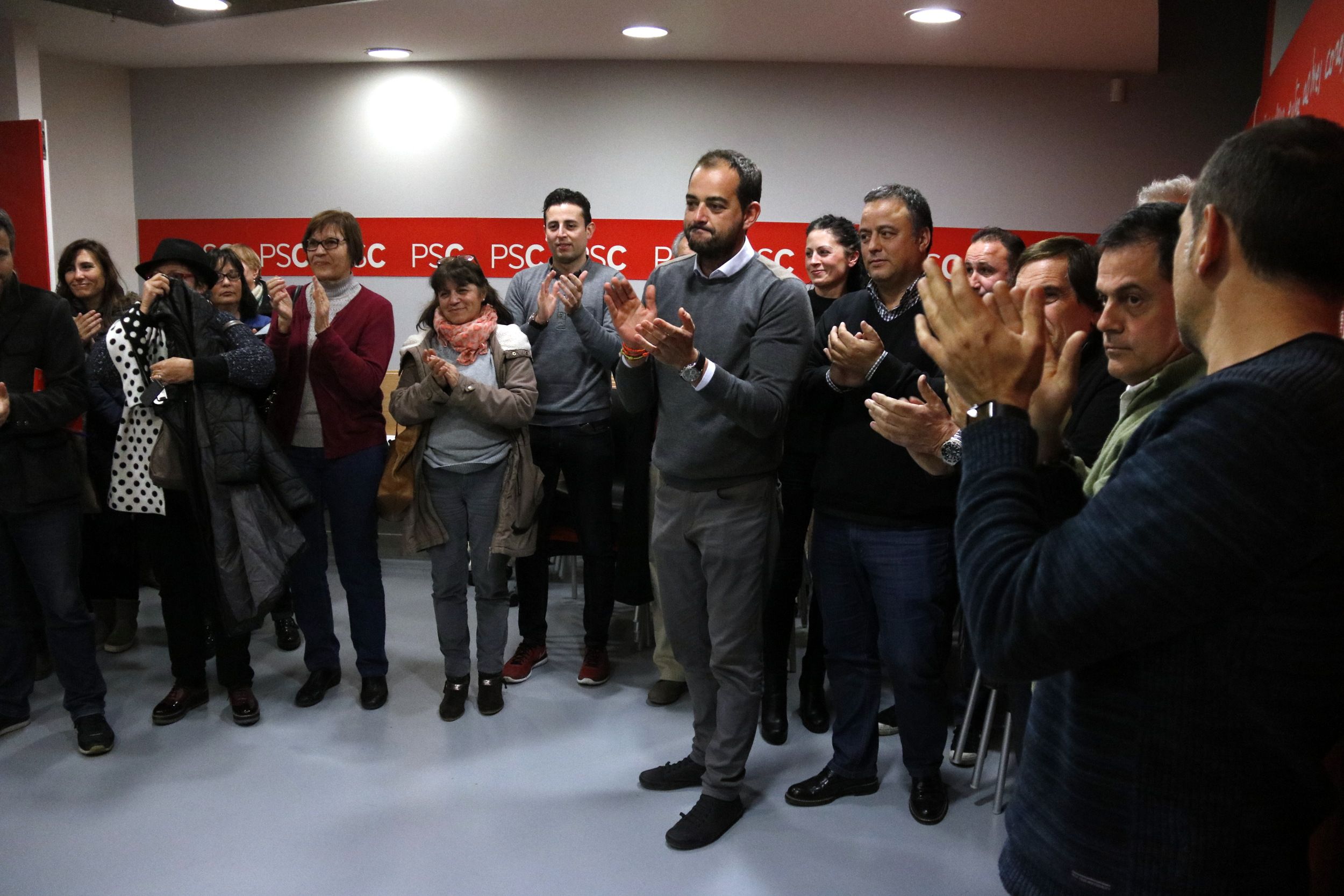 Membres del PSC Maresme aplaudeixen el nou primer secretari, Xesco Gomar. Foto: ACN