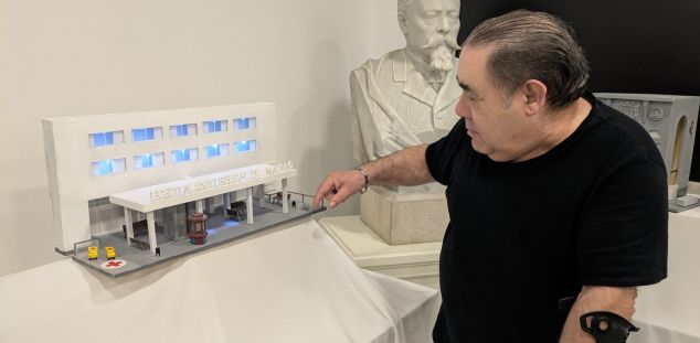 Juan Francisco Espinosa con la maqueta del Hospital Juan Francisco Espinosa con la maqueta del Hospital