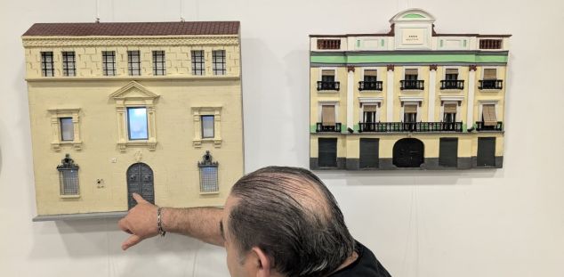 El autor explica las maquetas a los visitantes El autor explica las maquetas a los visitantes