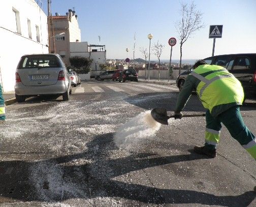 Un operari llençant sal als carrers, l'any 2012. Foto: Ajuntament de Mataró