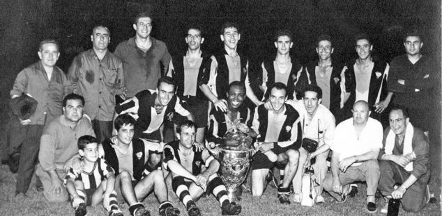 El CD Mataró 1964-1965, just en el moment de proclamar-se campió de la Copa Moscardó. Foto: Santi Carreras; arxiu Josep Gomà Carol / Ilurosport