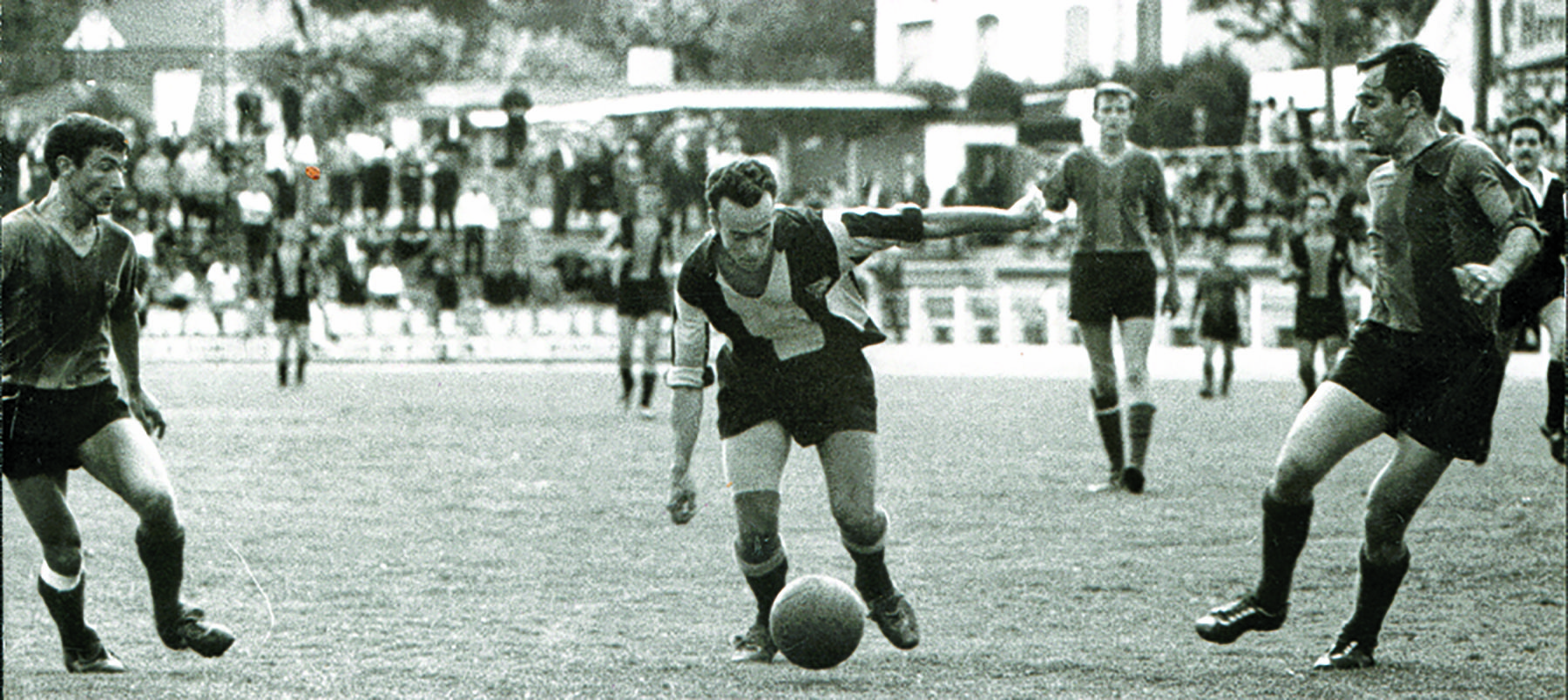 Mariano Roy, en una acció d'un partit disputat al camp del CD Mataró. Foto: Santi Carreras; arxiu Josep Gomà Carol / Ilurosport