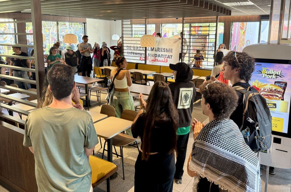 Manifestantes en el interior del McDonald’s Manifestantes en el interior del McDonald’s