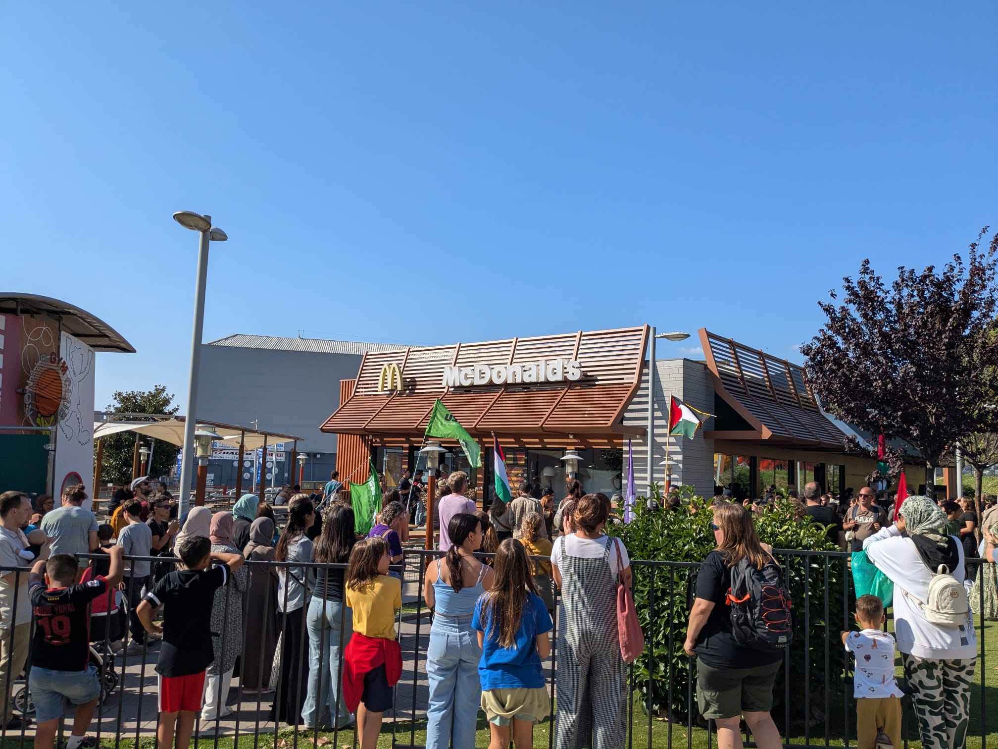 Manifestantes ante el McDonald's de Mataró durante las protestas por la huelga por Palestina