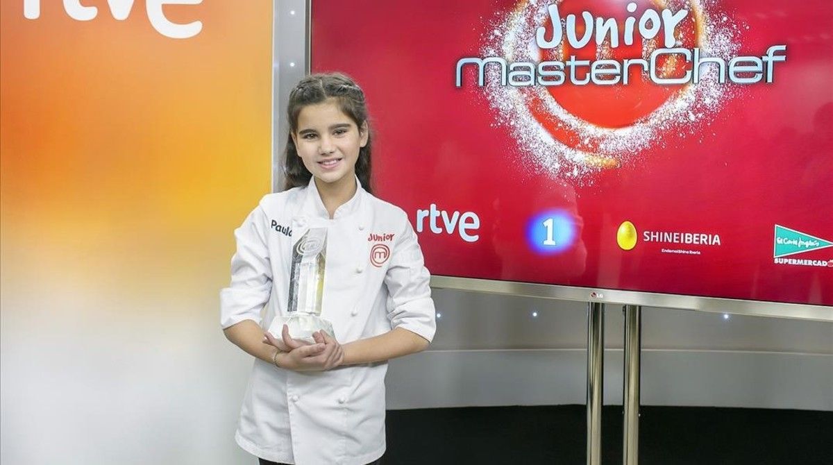 Paula, con el trofeo de ganadora. Foto: TVE