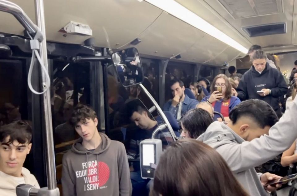 Usuaris de les línies de bus Mataró-Barcelona fent el viatge dempeus aquesta setmana. Foto: Marta Sierra / ACN