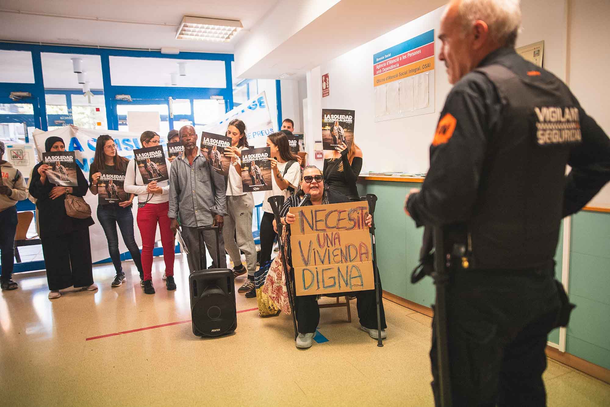 Acció de protesta a Serveis Socials pel cas de la Soledad i la seva filla. Foto: Sindicat d'Habitatge Acció de protesta a Serveis Socials pel cas de la Soledad i la seva filla. Foto: Sindicat d'Habitatge