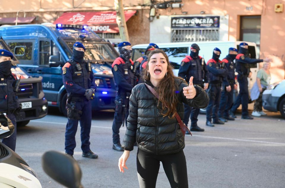 Protesta del Sindicat d'Habitatge davant del desplegament policial