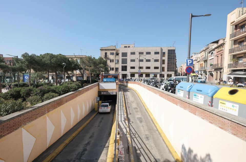 Aparcament de la Plaça de les Tereses. Foto: R.Gallofré Aparcament de la Plaça de les Tereses. Foto: R.Gallofré