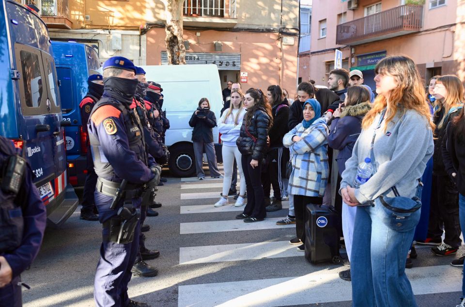 Manifestació per intentar evitar el desnonament
