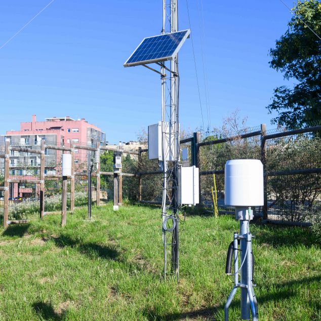 Estació meteorològica a Mataró, de costat hi ha la del Meteocat i la del Meteomar. Foto: R. Gallofré