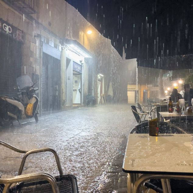 Plou de valent a la plaça Gran de Mataró. Foto: Arxiu