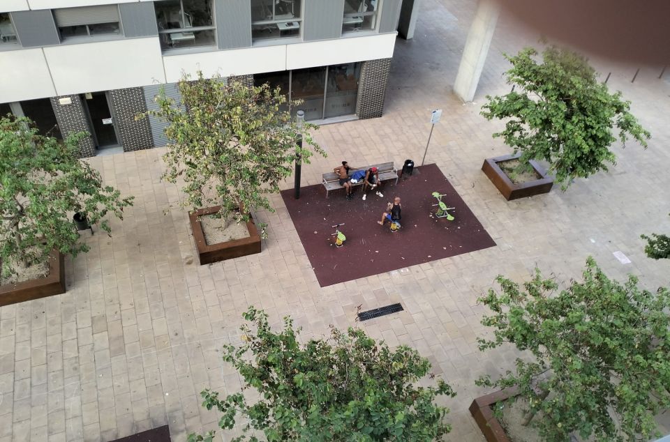 La zona de jocs infantils de la plaça, presa per aquests individus La zona de jocs infantils de la plaça, presa per aquests individus