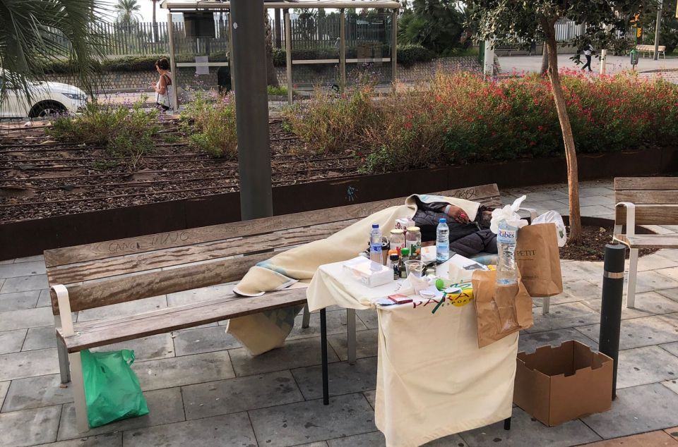 Un dels individus dormint en un banc Un dels individus dormint en un banc