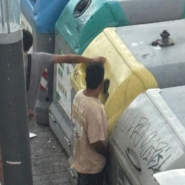 Orinant en els contenidors de la zona Orinant en els contenidors de la zona