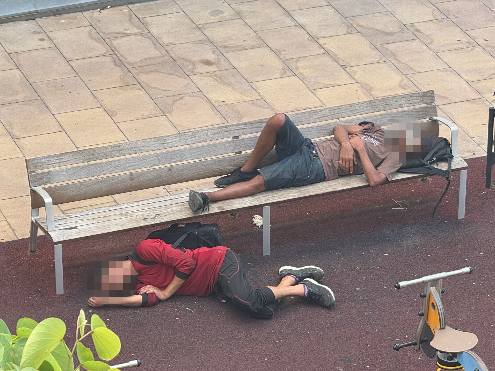 Els veïns lamenten la presència dia i nit d'aquest grup d'individus, que titllen d'agressius. Fotos: cedides Els veïns lamenten la presència dia i nit d'aquest grup d'individus, que titllen d'agressius. Fotos: cedides